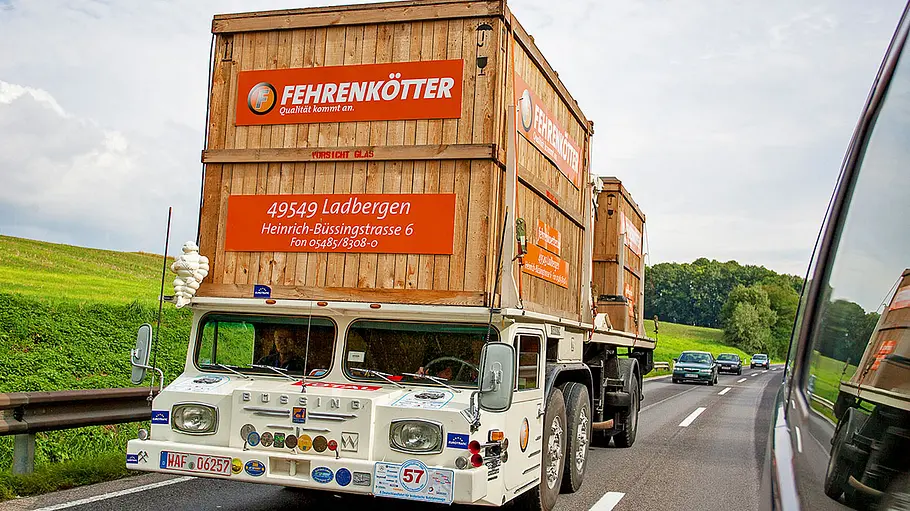 Der Büssing Supercargo Decklaster fahrend von vorne.