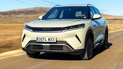 Blick von schräg vorne auf den fahrenden BYD Atto 2 (2025). - Foto: BYD