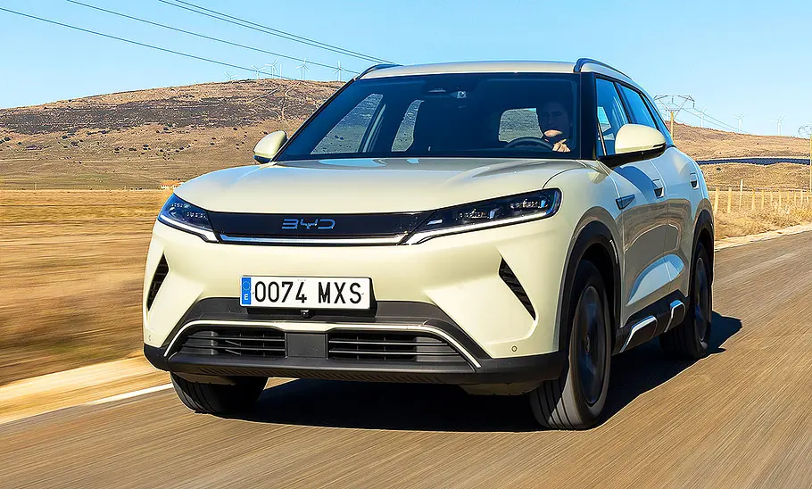 BYD Atto 2 (2025) Blick von schräg vorne auf den fahrenden BYD Atto 2 (2025).