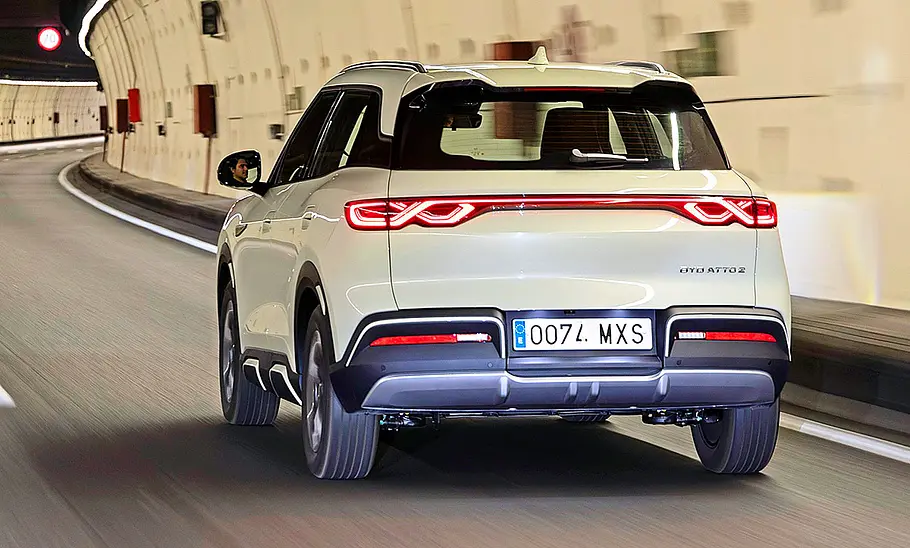 BYD Atto 2 (2025) Blick von schräg hinten auf den fahrenden BYD Atto 2 (2025).