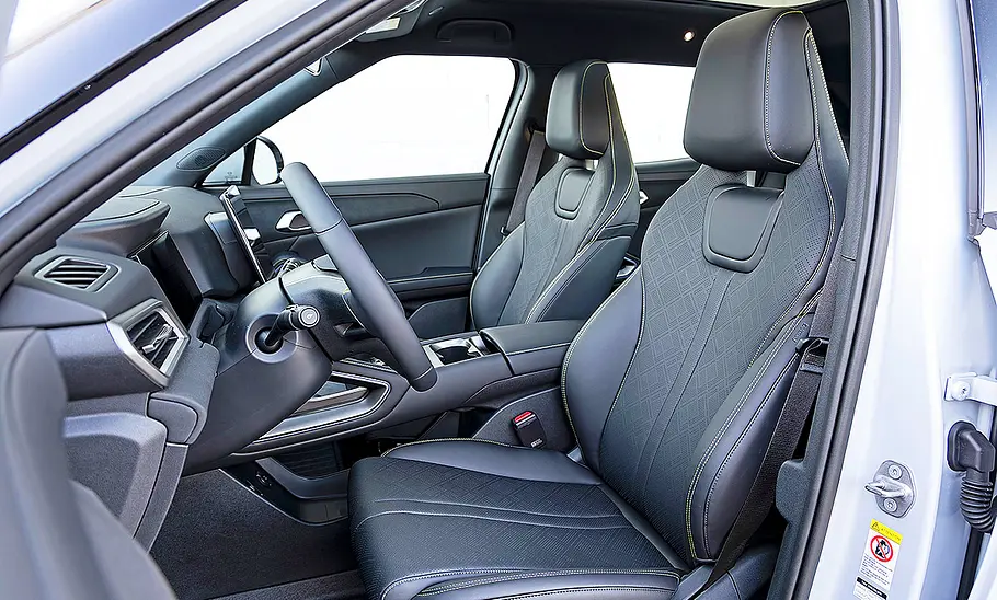 BYD Atto 2 (2025) Blick auf die Vordersitze im Innenraum des BYD Atto 2 (2025).