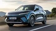 Der BYD Atto 2 DM-i fahrend von schräg vorne. - Foto: BYD