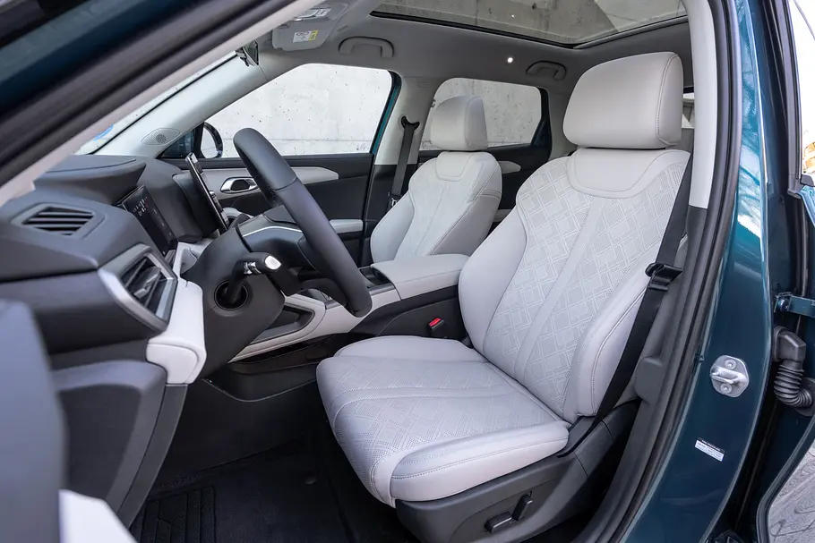 BYD Atto 2 DM-i Blick auf die Vordersitze des BYD Atto 2 DM-i.