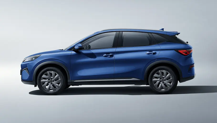 BYD Atto 3 Evo Der BYD Atto 3 Evo steht in Studioumgebung, von links fotografiert.