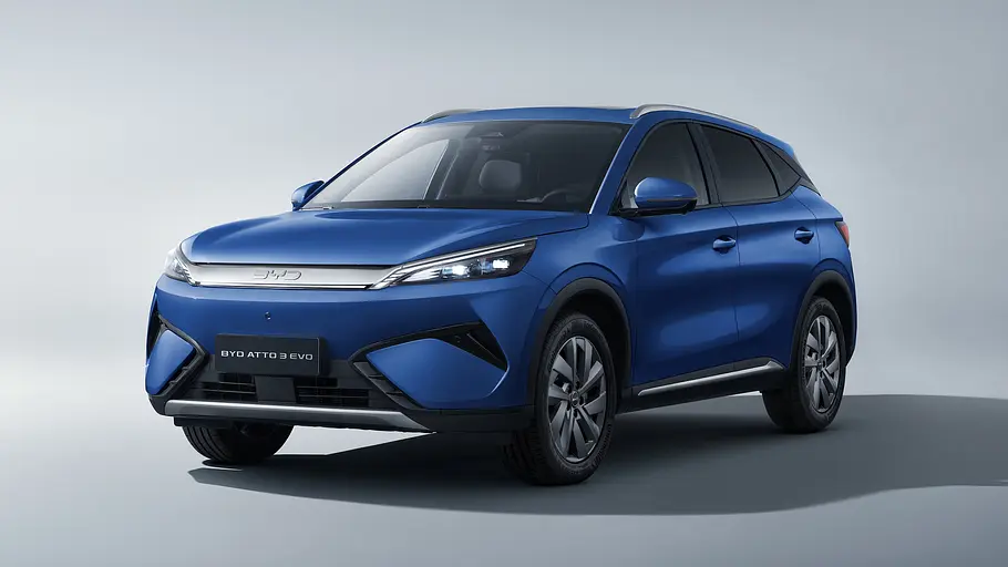 BYD Atto 3 Evo Der BYD Atto 3 Evo steht in Studioumgebung, von vorne links fotografiert.