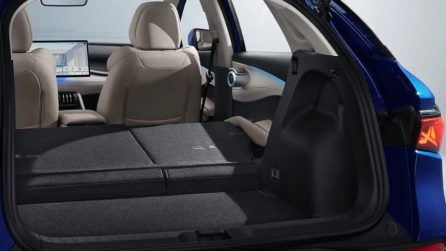 BYD Atto 3 Evo Der Kofferraum des BYD Atto 3 Evo mit umgeklappten Rücksitzen.