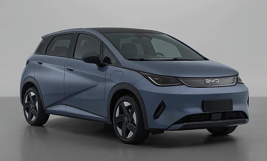 Das Bild zeigt den stehenden BYD Dolphin Facelift (2025) von schräg vorne fotografiert.