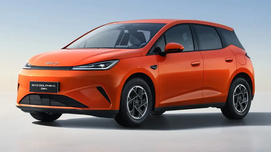BYD Dolphin G DM-i BYD Dolphin G DM-i vor hellem Hintergrund von vorne links.