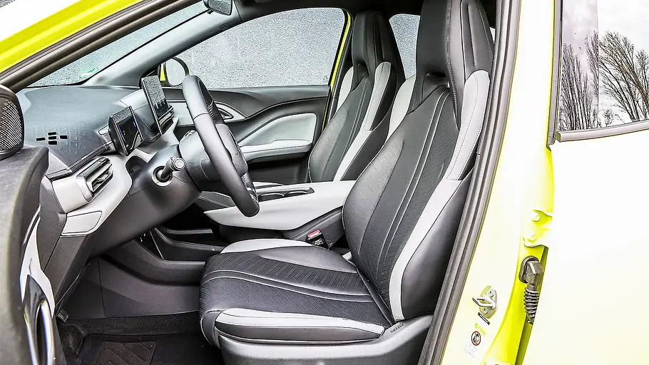 BYD Dolphin Surf Blick auf die Vordersitze im Innenraum des BYD Dolphin Surf.