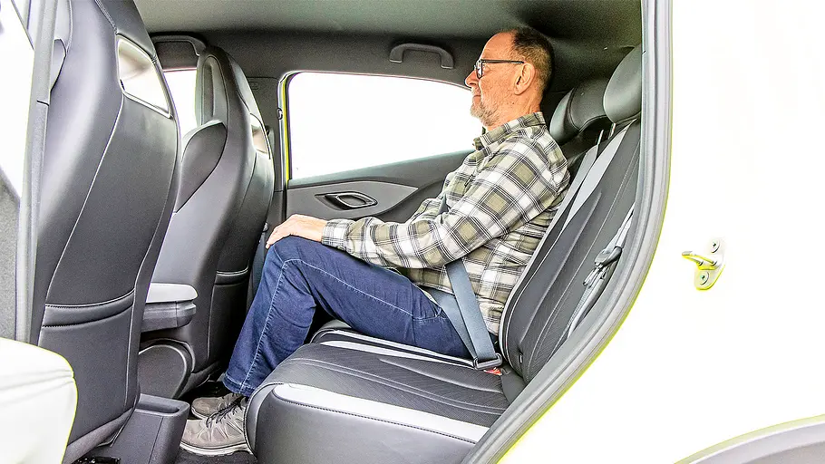 Blick in den Fondbereich im Innenraum des BYD Dolphin Surf.