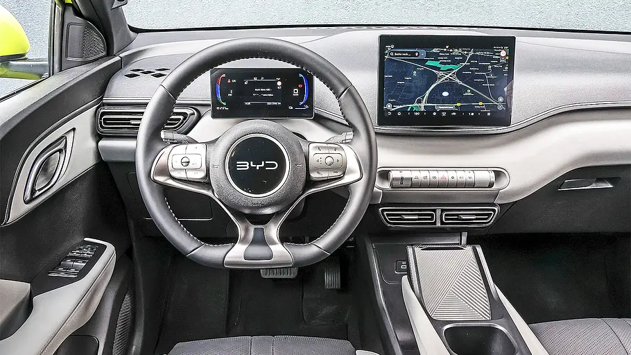 BYD Dolphin Surf Blick auf die Armaturen im Innenraum des BYD Dolphin Surf.