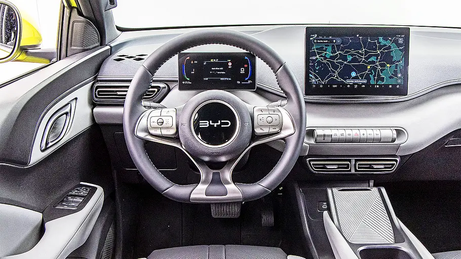 Blick auf die Armaturen im Innenraum des BYD Dolphin Surf.