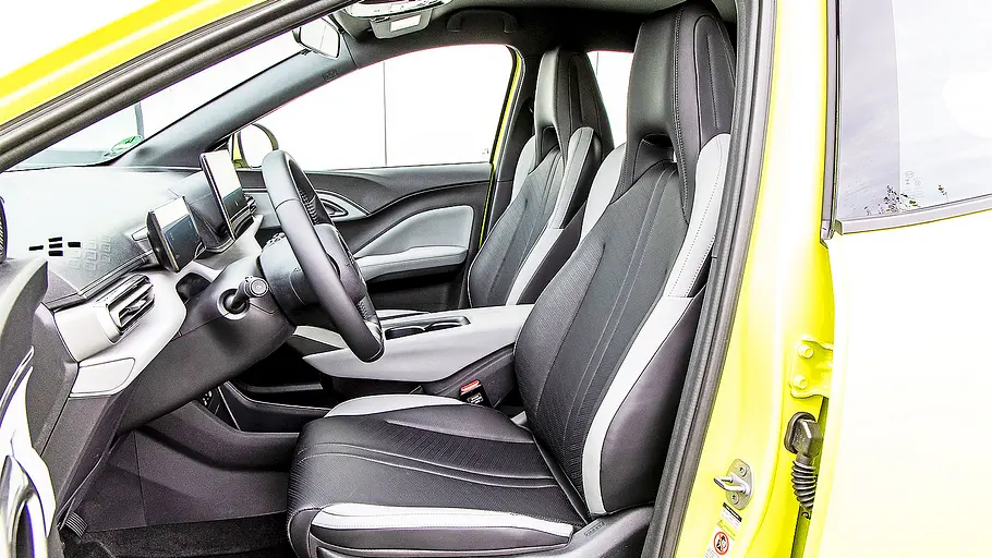 Blick in das Cockpit des BYD Dolphin Surf.