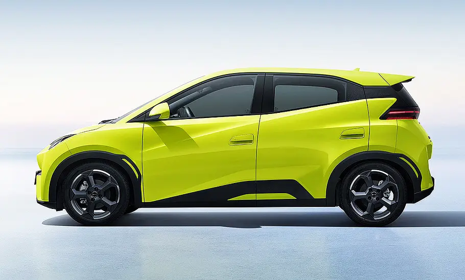 BYD Dolphin Surf (2025) Blick von der Seite auf den BYD Dolphin Surf (2025).