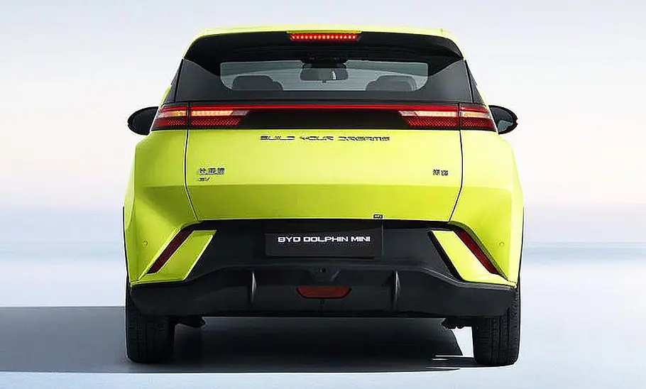BYD Dolphin Surf (2025) Blick von hinten auf den BYD Dolphin Surf (2025).