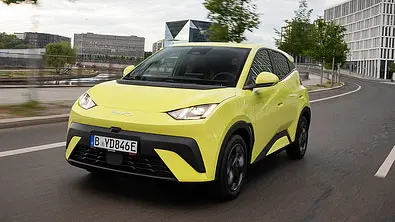 Der BYD Dolphin Surf (2025) fahrend von schräg vorne fotografiert. - Foto: BYD