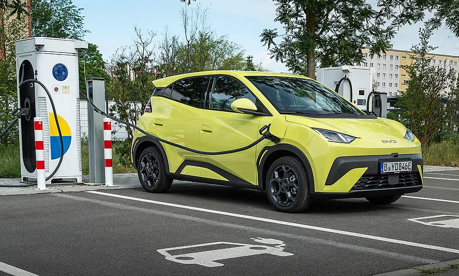 BYD Dolphin Surf (2025) Der BYD Dolphin Surf (2025) stehend von schräg vorne fotografiert. Er steht an einer Ladesäule.