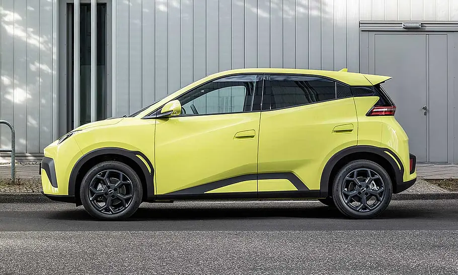 BYD Dolphin Surf (2025) Der BYD Dolphin Surf (2025) stehend von der Seite fotografiert.