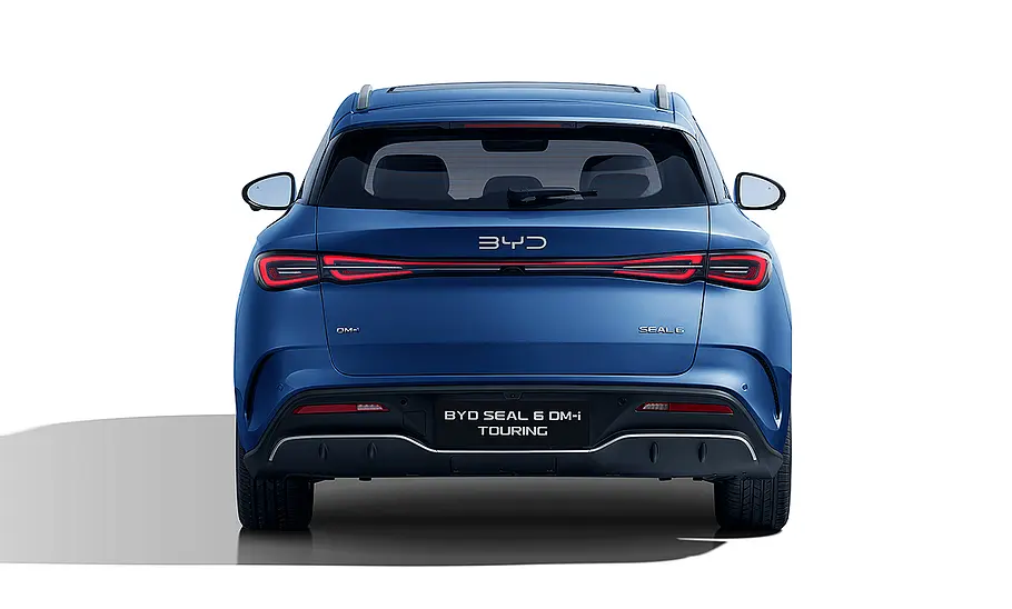 BYD Seal 6 DM-i Touring (2025) Blick von hinten auf den BYD Seal 6 DM-i Touring (2025).