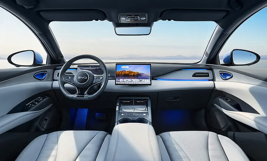 Blick auf die Armaturen im Innenraum des BYD Seal 6 DM-i Touring (2025).