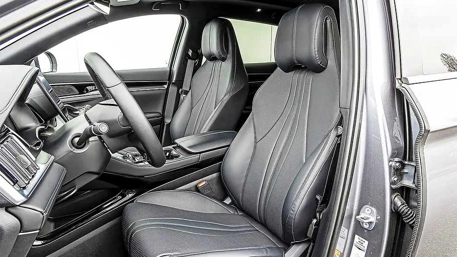 Blick auf die Vordersitze im Innenraum des BYD Seal U.