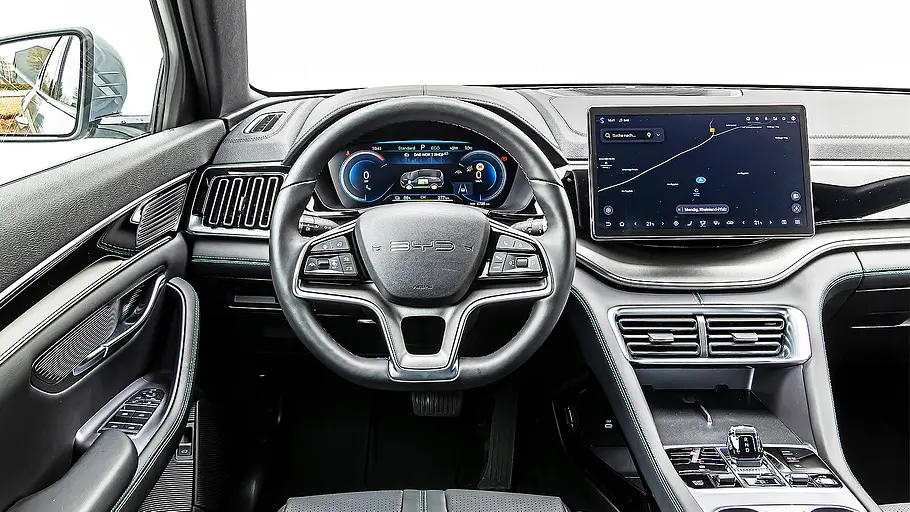 Blick auf die Armaturen im Innenraum des BYD Seal U.