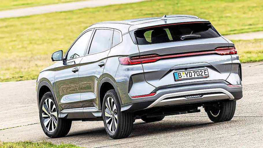 Blick von schräg hinten auf das fahrende Elektro-SUV BYD Seal U.