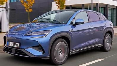 Der BYD Sealion 7 (2024) fahrend von schräg vorne. - Foto: BYD