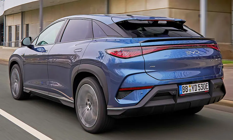 Der BYD Sealion 7 (2024) fahrend von schräg hinten.