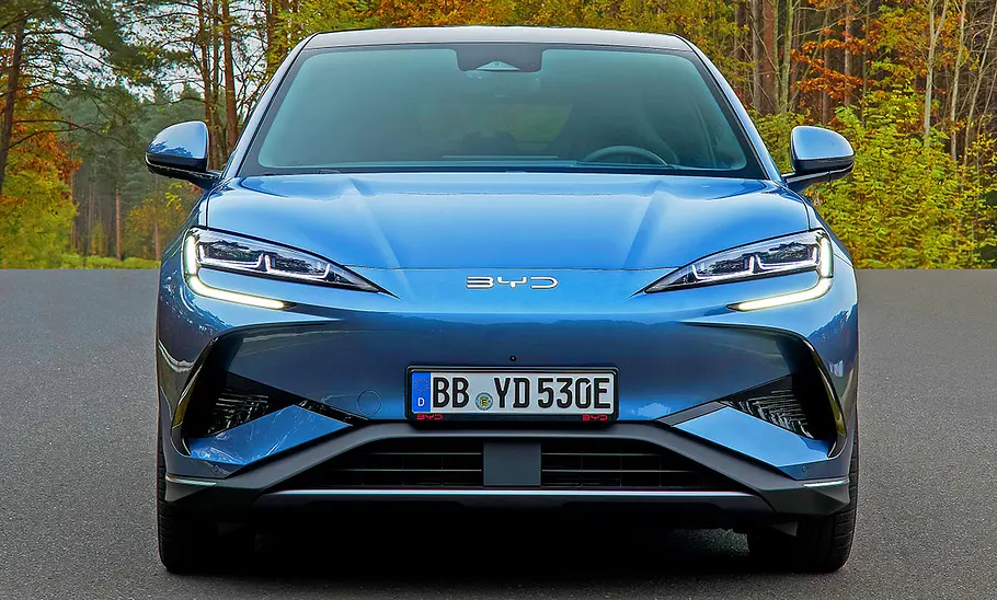 Der BYD Sealion 7 (2024) stehend von vorne.