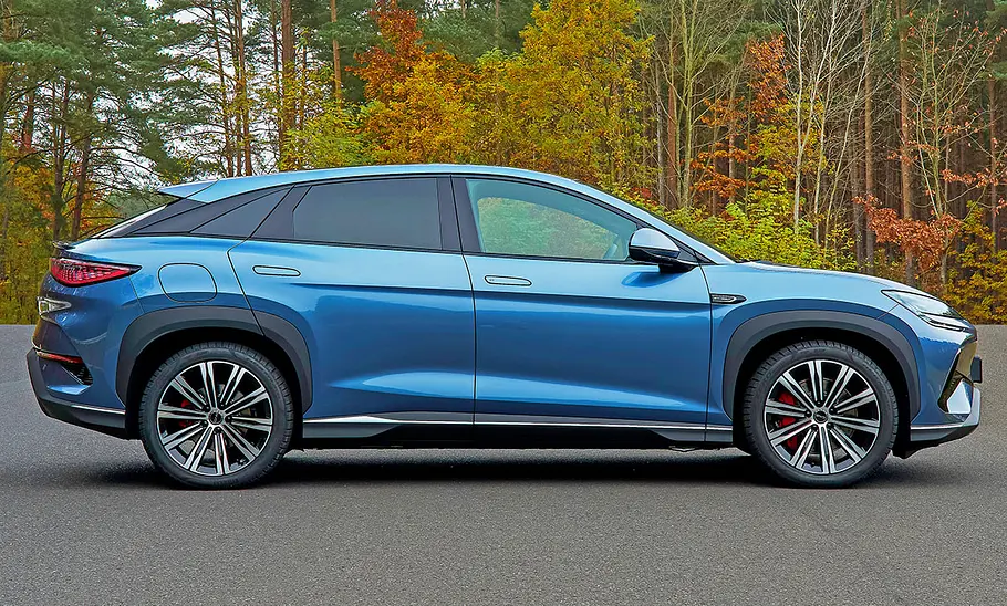 Der BYD Sealion 7 (2024) stehend seitlich.