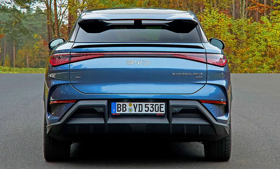 Der BYD Sealion 7 (2024) stehend von hinten.