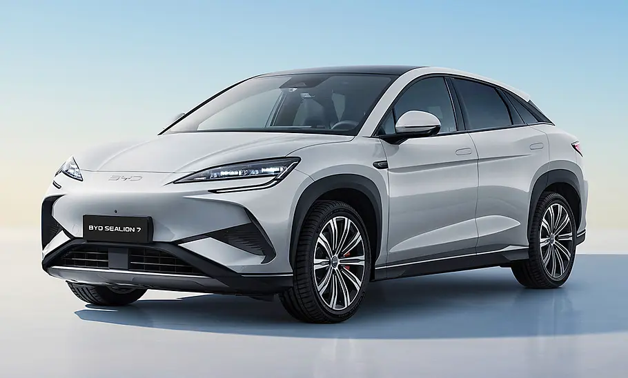 BYD Sealion 7 (2024) Der BYD Sealion 7 (2024) stehend von vorne fotografiert.