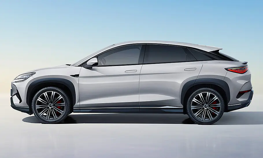 BYD Sealion 7 (2024) Der BYD Sealion 7 (2024) stehend von vorne fotografiert.