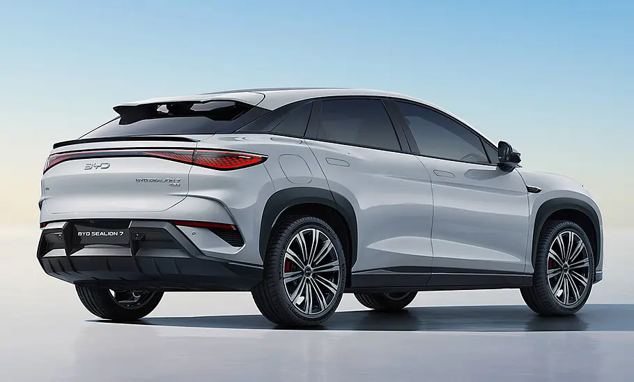 BYD Sealion 7 (2024) Der BYD Sealion 7 (2024) stehend von hinten fotografiert.