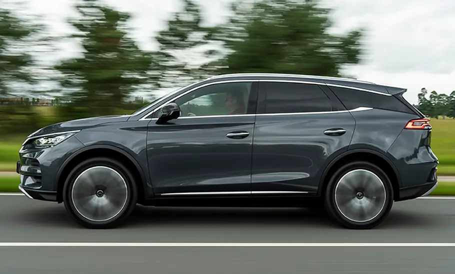 BYD Tang (2024), fahrend, von der Seite