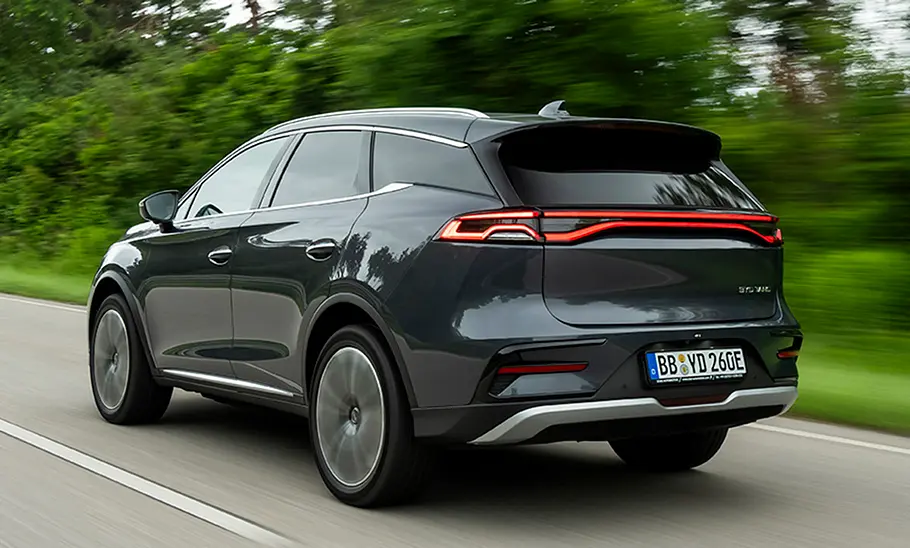 BYD Tang (2024), fahrend, Heckansicht