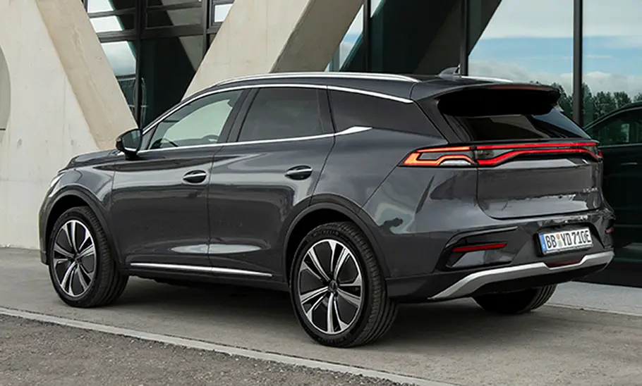 BYD Tang (2024), stehend, schräg von hinten