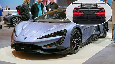 Der Yangwang U9 (2025) auf der Essen Motor Show 2024 von schräg vorne fotografiert und eingeklinkt der Yangwang U9 Xtreme (2025) stehend von hinten fotografiert. - Foto: Lukas Bädorf/Chinesisches Ministerium für Industrie und Informationstechnologie (MIIT)/Collage: AUTO ZEITUNG