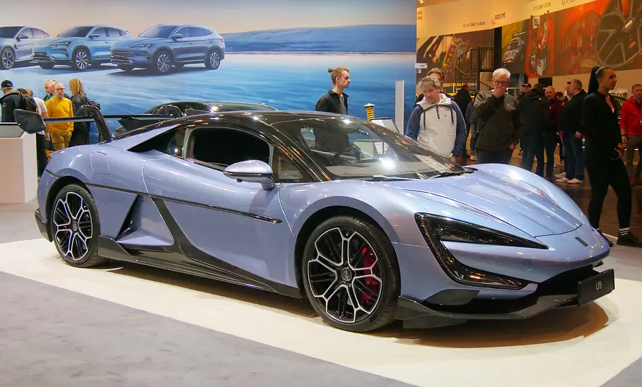 Yangwang U9 (2025) Der Yangwang U9 (2025) auf der Essen Motor Show 2024 von schräg vorne fotografiert.