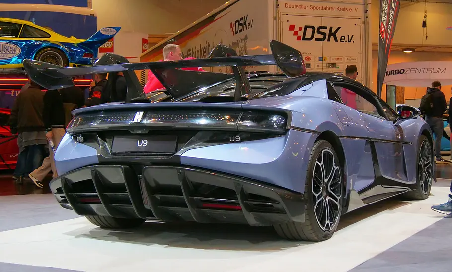 Yangwang U9 (2025) Der Yangwang U9 (2025) auf der Essen Motor Show 2024 von schräg hinten fotografiert.