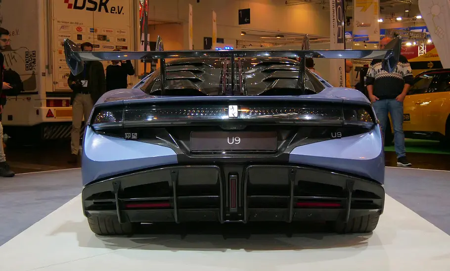 Yangwang U9 (2025) Der Yangwang U9 (2025) auf der Essen Motor Show 2024 von hinten fotografiert.