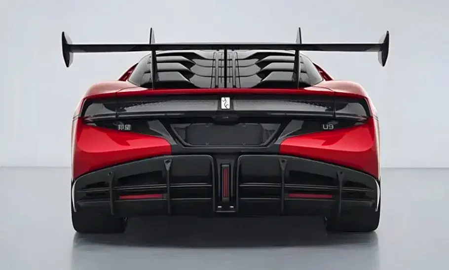 Yangwang U9 Xtreme (2025) Der Yangwang U9 Xtreme (2025) stehend von hinten fotografiert.