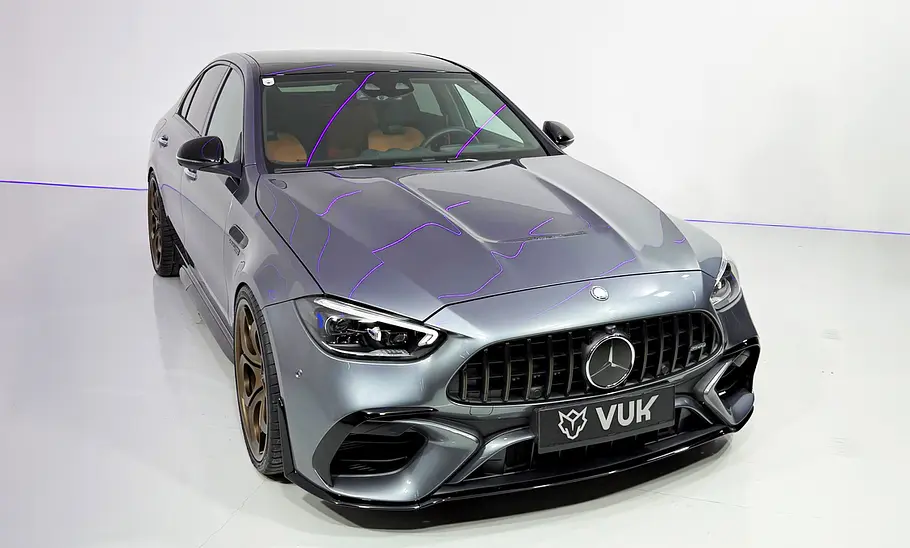 Der Mercedes-AMG C 63 S mit V8 von VUK-Manufaktur von schräg von vorne fotografiert.