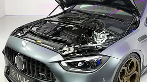 Man sieht den V8 im Motorraum des Mercedes-AMG C63 S - Foto: VUK-Manufaktur Man sieht den V8 im Motorraum des Mercedes-AMG C63 S - Foto: VUK-Manufaktur