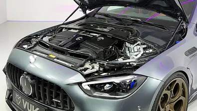 Man sieht den V8 im Motorraum des Mercedes-AMG C63 S - Foto: VUK-Manufaktur