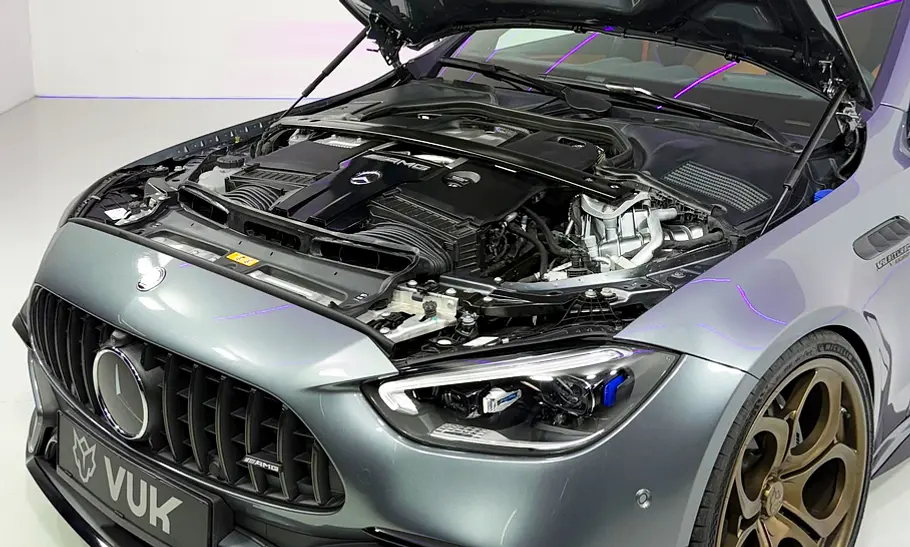 Man sieht den V8 im Motorraum des Mercedes-AMG C63 S