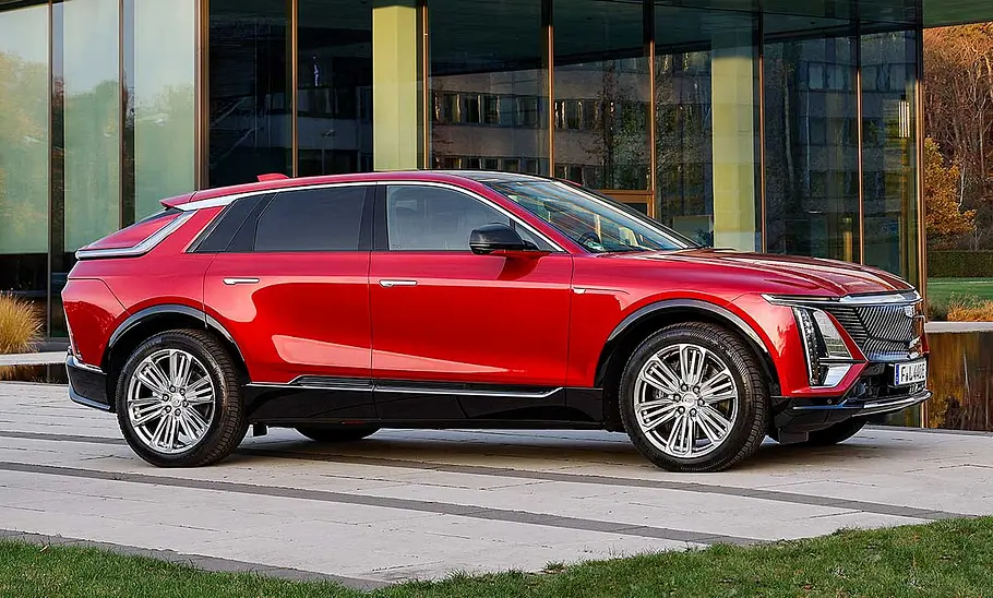 Der Cadillac Lyriq (2024) stehend von schräg vorne fotografiert.