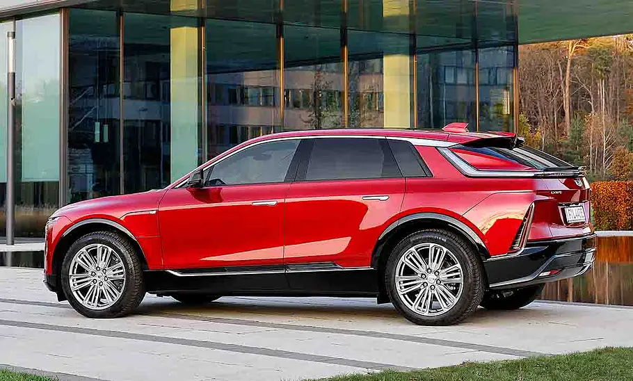 Der Cadillac Lyriq (2024) stehend von schräg vorne fotografiert.
