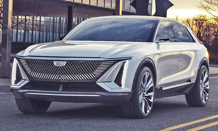 Cadillac Lyriq (2024) Der Cadillac Lyriq (2024) stehend von schräg vorne fotografiert.